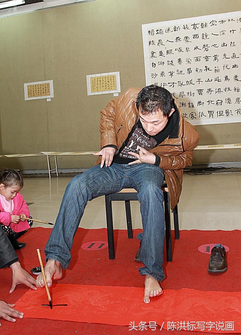 看他用脚写的“花式”书法，我不敬佩都不行！