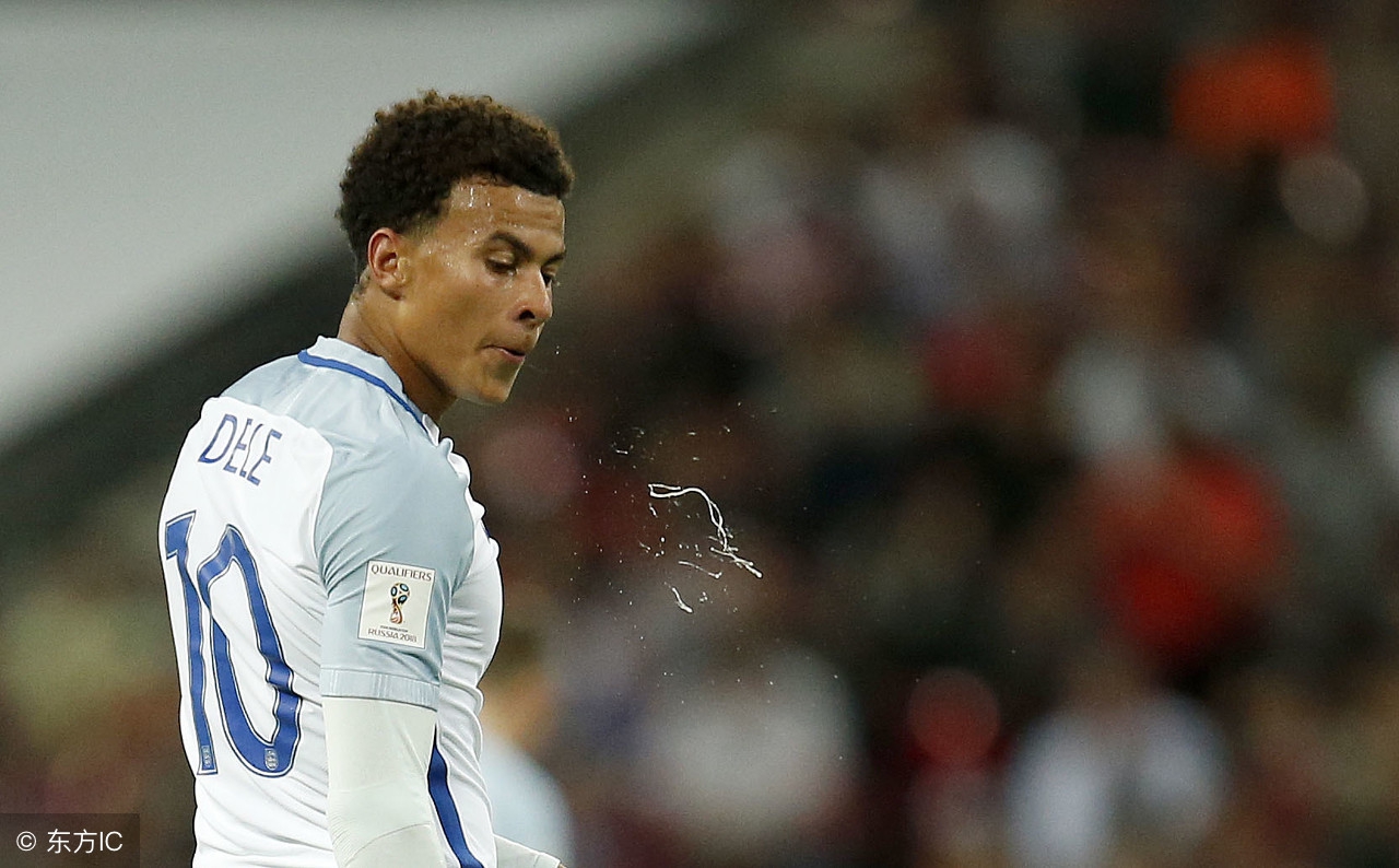 足球运动员为什么在草坪上吐痰,足球运动员身体素质跟普通人比