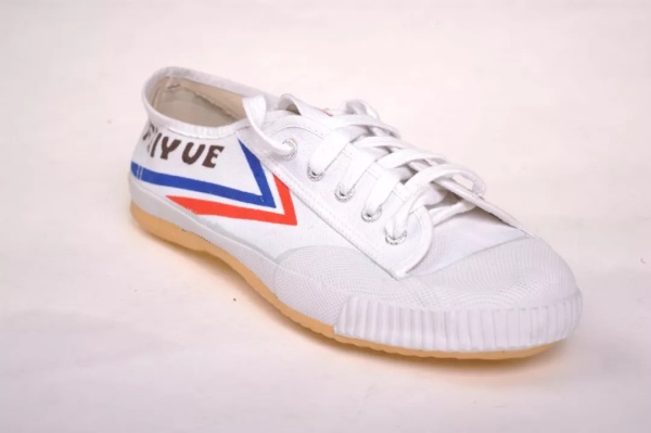 夏日必备大牌帆布鞋时髦又百搭,基础款帆布鞋春夏简约百搭