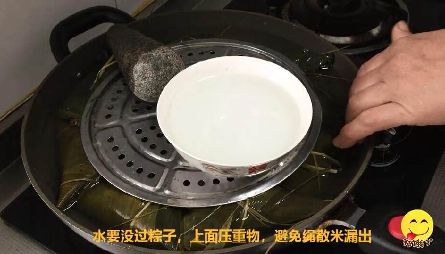 粽子不要绳子的包法,糯米粽子不煮怎么放