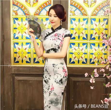 印花旗袍美女穿着更有气质,旗袍显现出的古典美