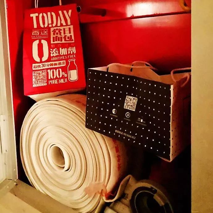 快递没时间接让快递员放在哪里,没人接电话快递员会把快递放在哪