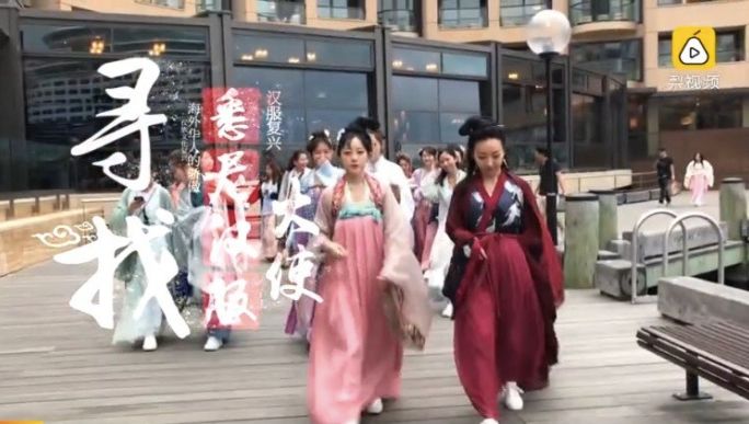 90后中国姑娘，在澳洲街美哭外媒