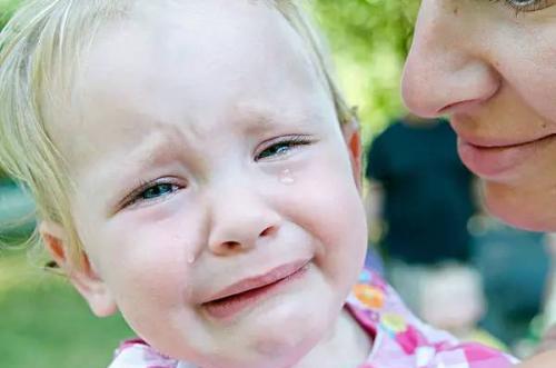 如果孩子到了这个年龄还在摸着妈妈的奶头睡觉，你应该干预了
