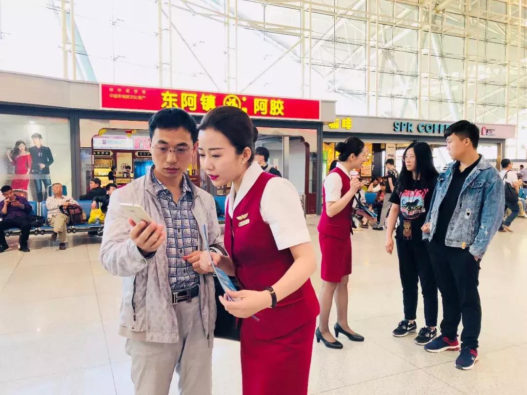 空姐教你飞机的关注事项和要求,空姐在飞机上讲解安全保障的视频