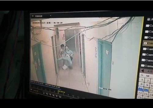 女子遭邻居强行拽进屋,女子被邻居强行拽进屋