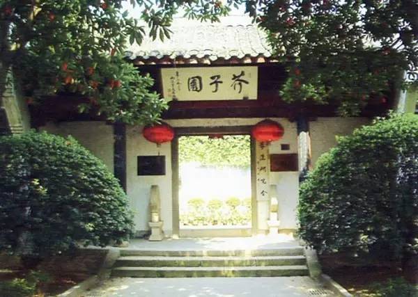 美女出浴，遭两个秃顶老头偷看！