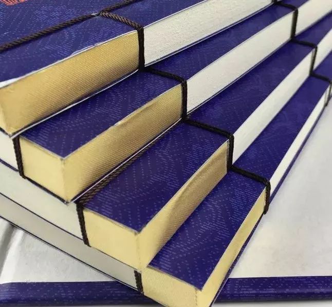 美女出浴，遭两个秃顶老头偷看！