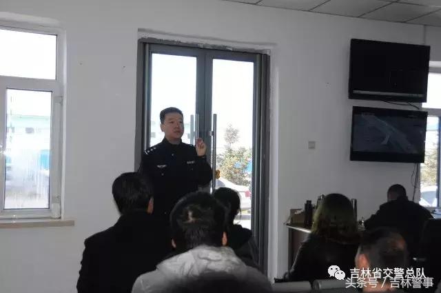 交警大队文明交通绿色出行,交警开展文明交通进驾校宣传活动