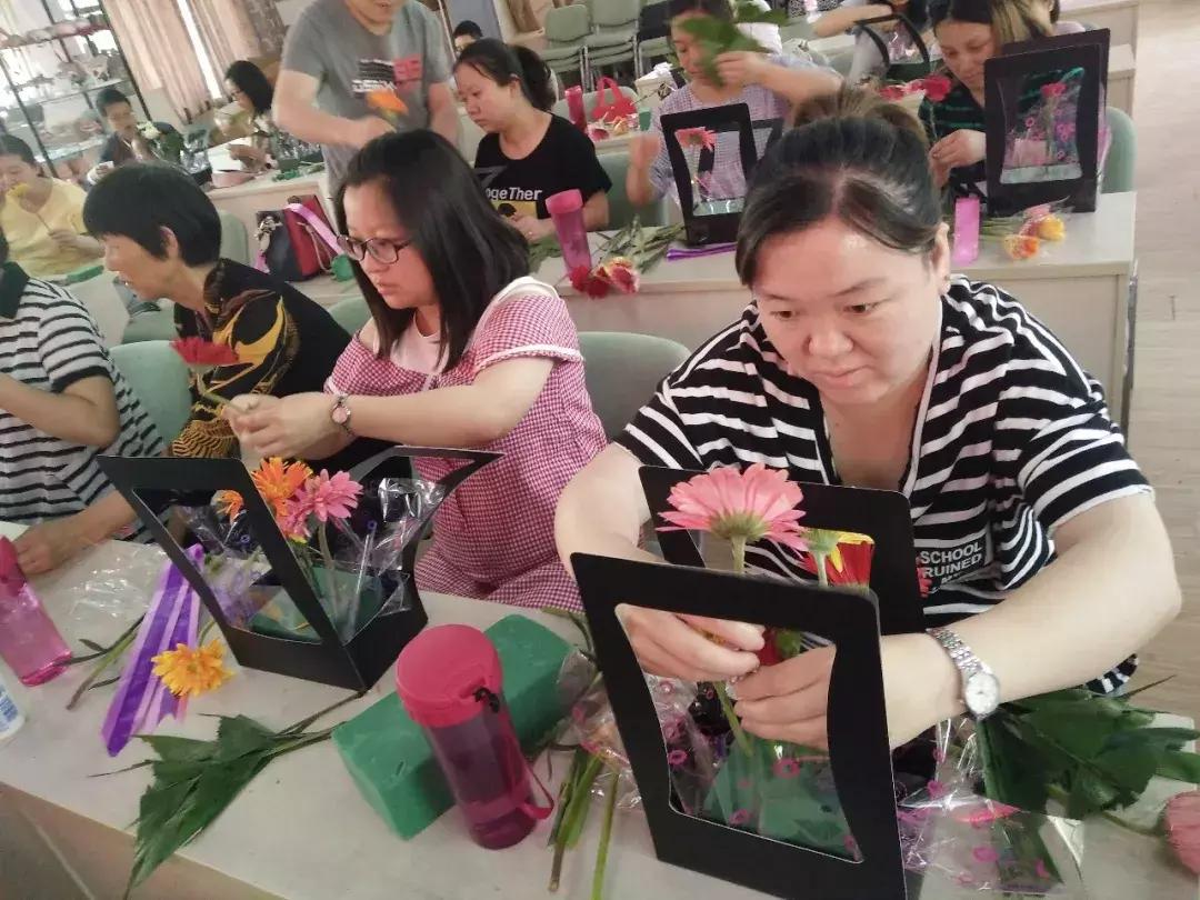 母亲节送给妈妈礼物一束花,母亲节送给妈妈一支康乃馨