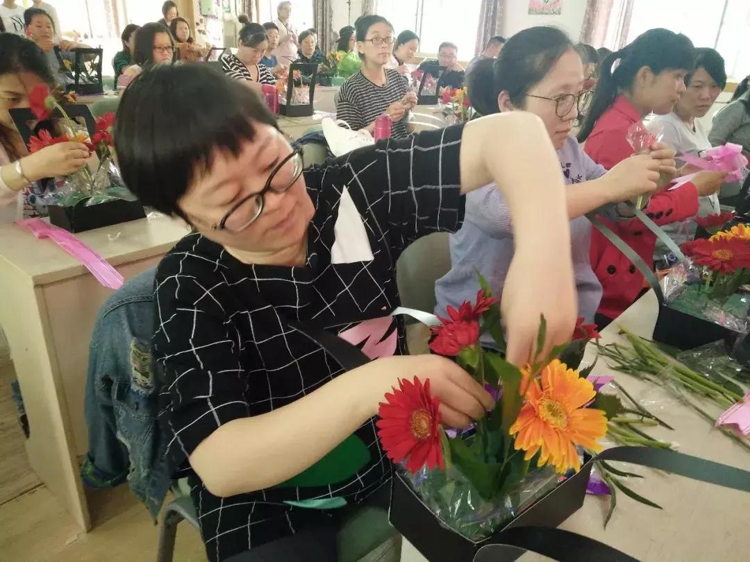 母亲节送给妈妈礼物一束花,母亲节送给妈妈一支康乃馨