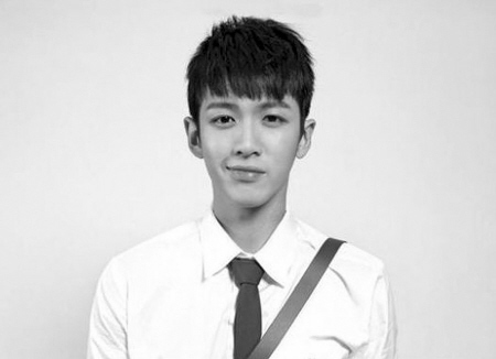 男生自己推两侧头发,男生的头发要怎么打理才好看