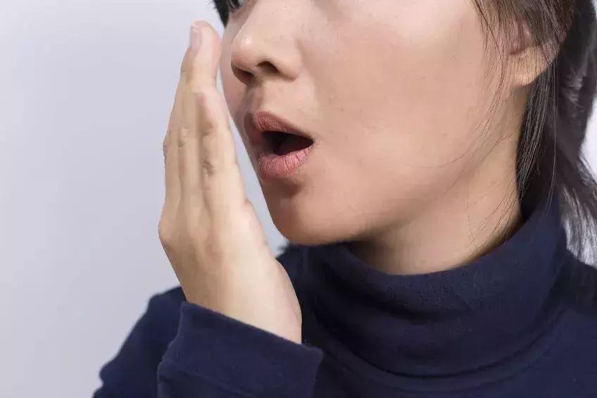 睡觉枕头边上都是油是怎么回事,晚上睡起来枕头都是口水怎么办