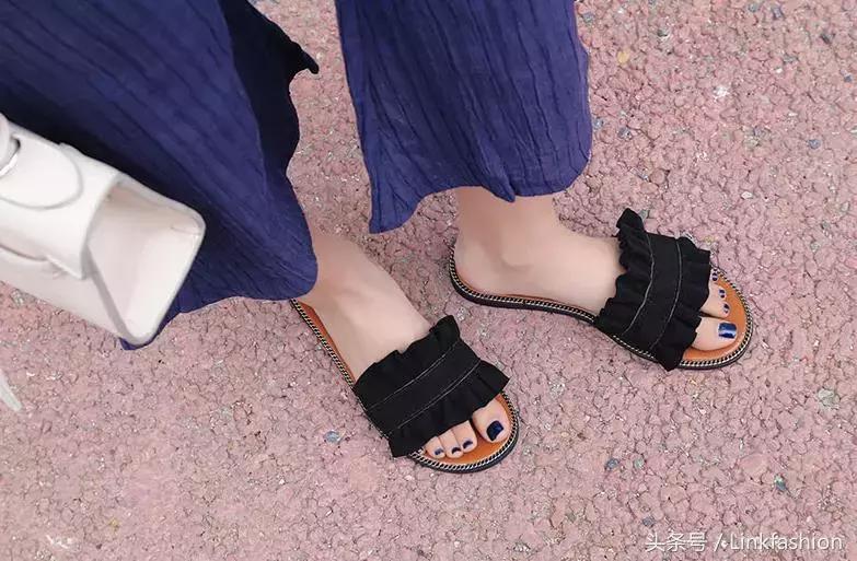 平底拖鞋太火热下面这几款最时髦,又百搭又舒服的拖鞋