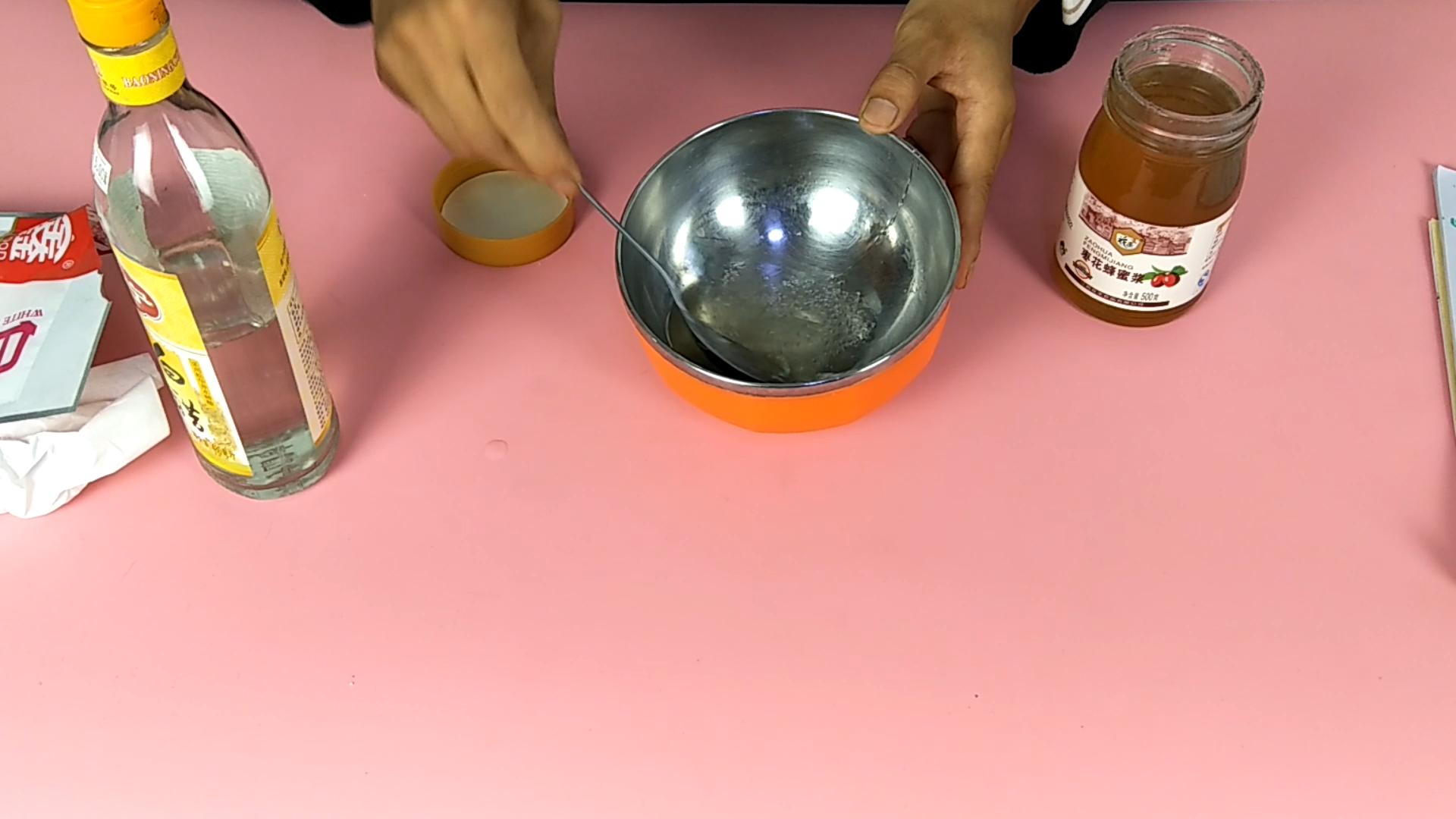 把白醋和蜂蜜放一起,蜂蜜和白醋一起兑开水喝功效