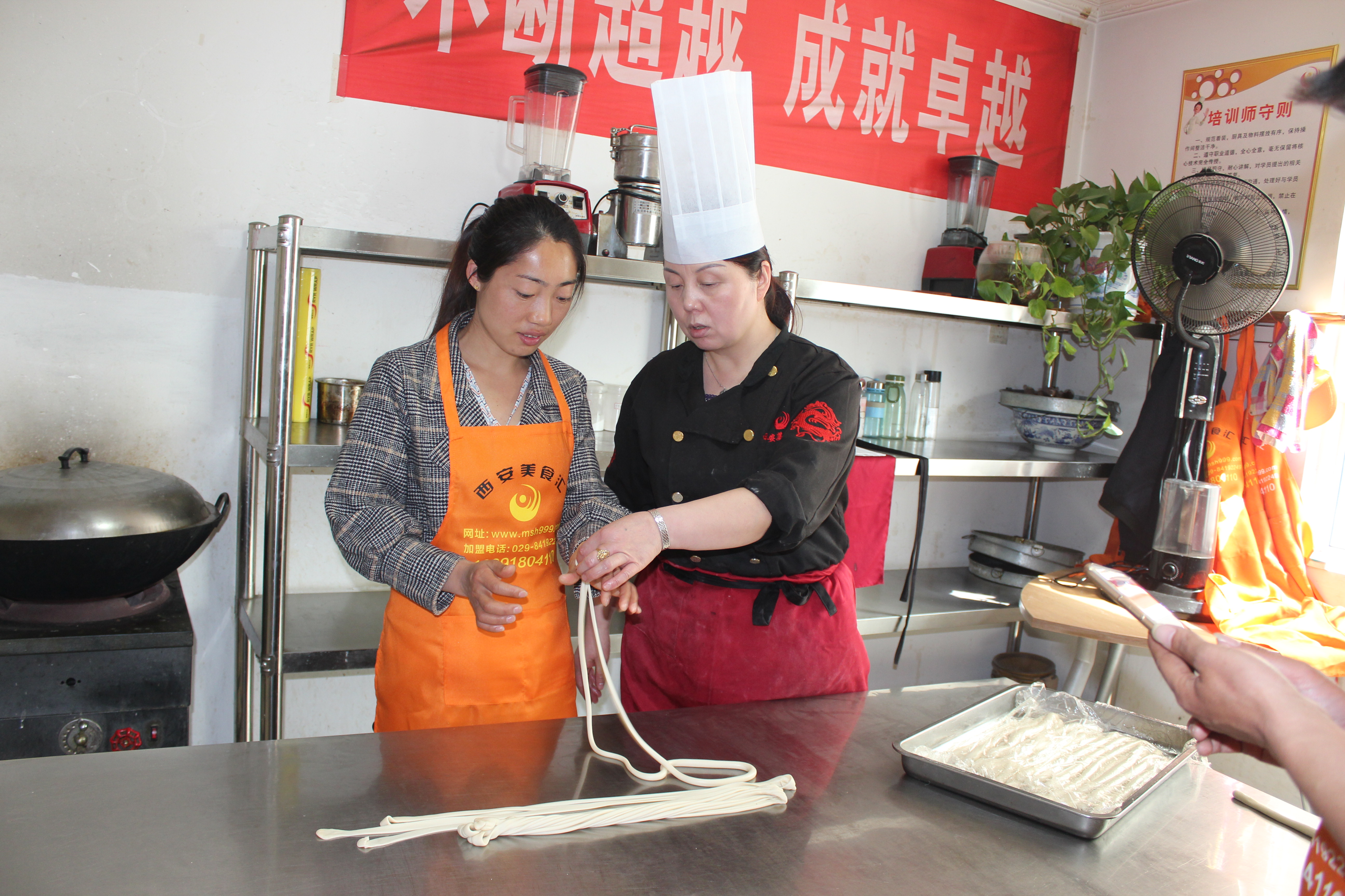 西安汇集美食攻略,西安美食汇小吃排骨面