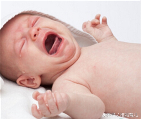 刚满月宝宝睡觉就吓哭,刚满月的宝宝被吓着了