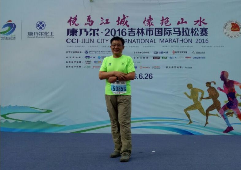跑马拉松后他减重30多斤戒烟戒酒,55岁跑马拉松