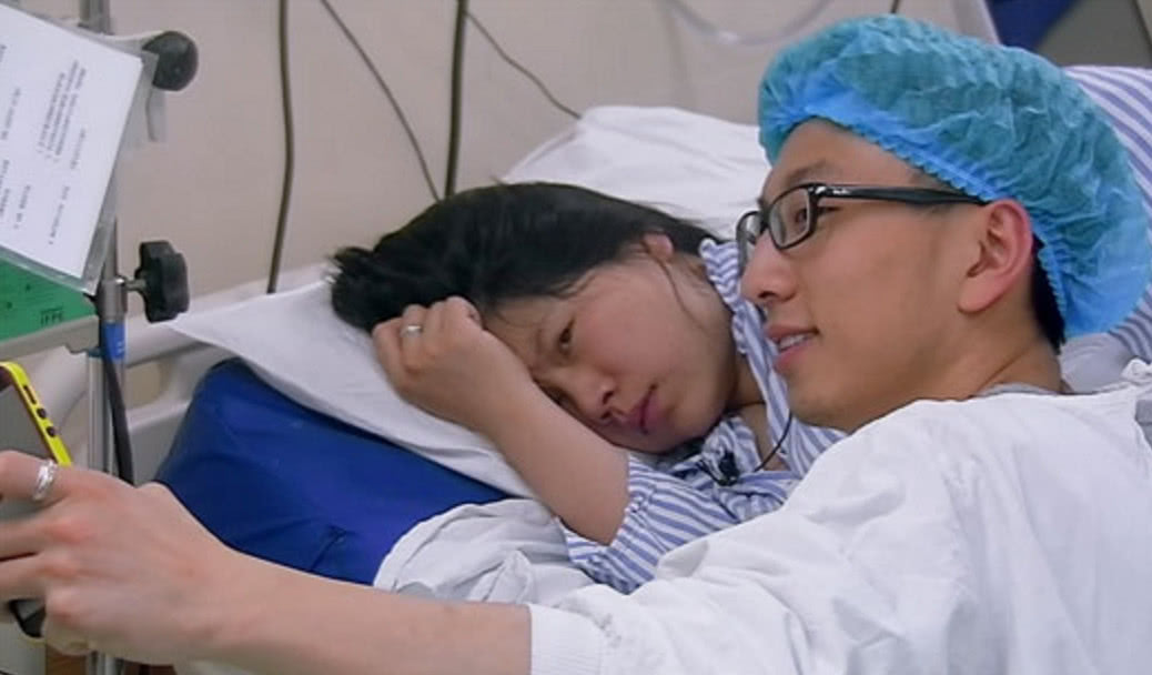 女人怀孕挺着大肚子突然羊水破了,孕妇自己在家洗澡时突然羊水破了