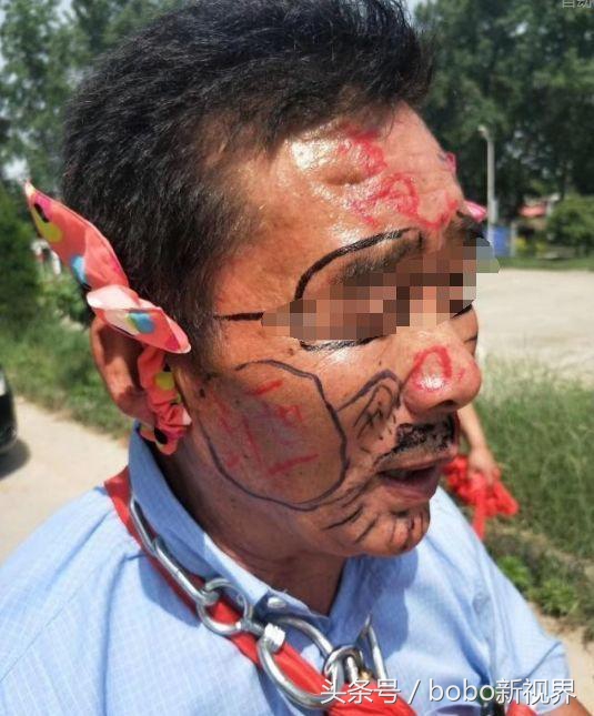 老父亲栓铁链拉车，儿子儿媳坐在婚车里说笑