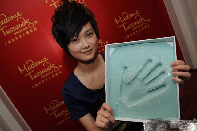 李宇春蜡像首展亮相,蜡像丑的女星