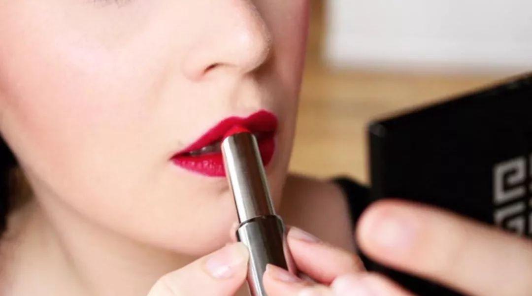 纪梵希口红发霉发黑长毛,纪梵希口红长毛是真的吗