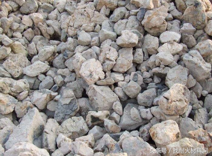 生产耐火材料的原材料需要硅石吗,耐火材料是什么原材料做的