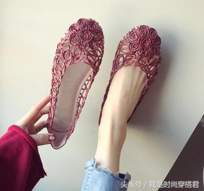 奶奶鞋软底小单鞋搭配,今年最流行的平底鞋厚小白鞋