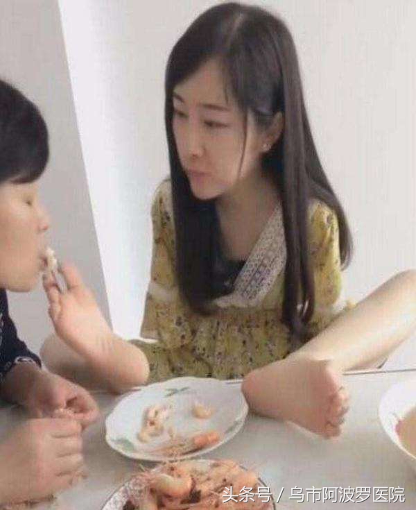 看准现代人的懒惰！女生“代客剥虾”月入五位数