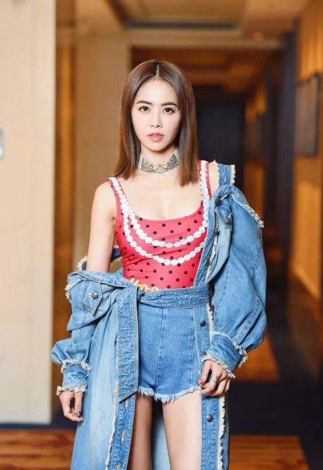 一款好看的泳衣时髦又高级,什么泳衣好看又好穿又不显胖女