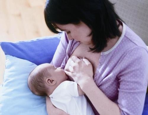 宝宝抗拒吃奶老是哭,宝宝抗拒奶粉怎么喂