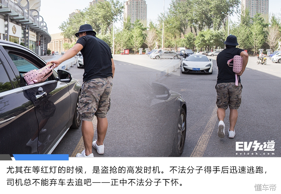 女司机被绑架后报警自救,女司机被绑架路人自救