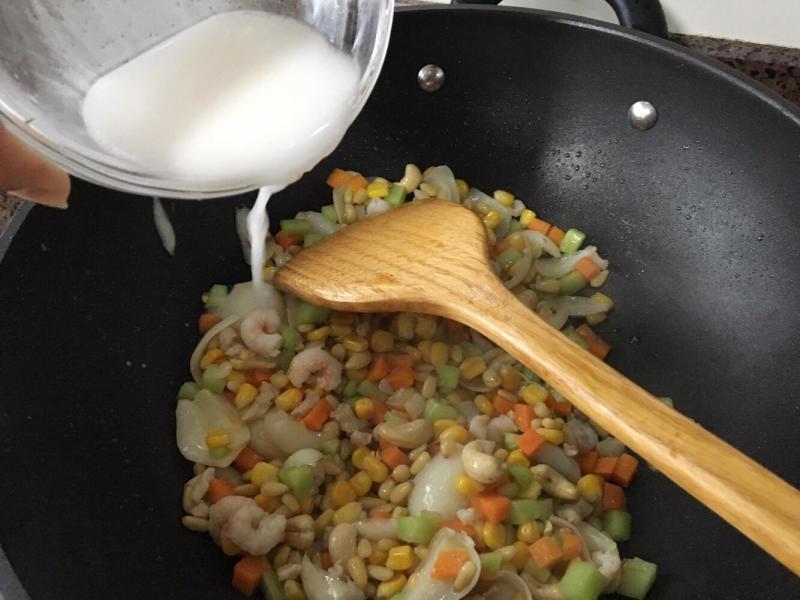 一般炒菜勾芡是怎么弄的,烹饪基础之勾芡的方法