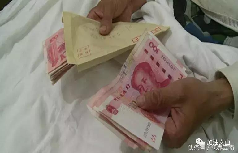 八月大孩子被亲娘挥刀割掉*体下**，文山州医院医生自发捐款出手相助