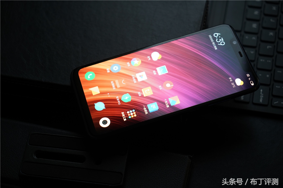 全球首发双频GPS，拍照超苹果X，小米8金色版上手体验！