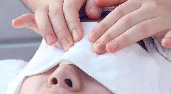 眼睛里面长了一个小白点又疼又痒,眼睛上方长了个疙瘩有一点红肿痒