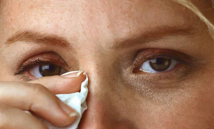 眼睛里面长了一个小白点又疼又痒,眼睛上方长了个疙瘩有一点红肿痒