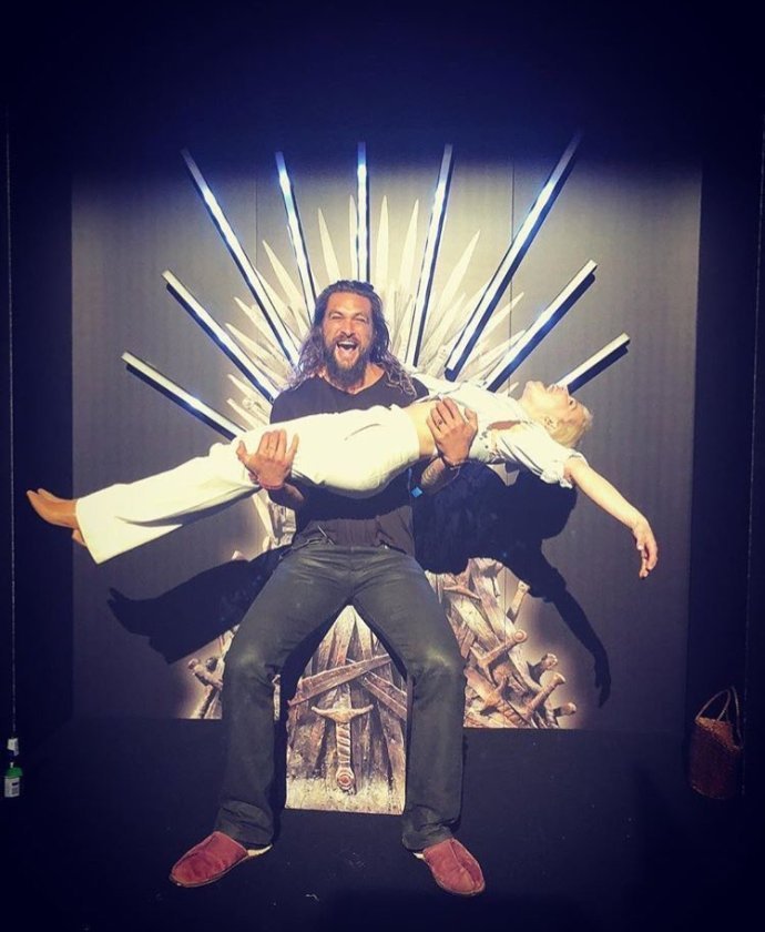 权力的游戏第八季杀青，龙母“躺尸”男演员怀中大秀翘臀