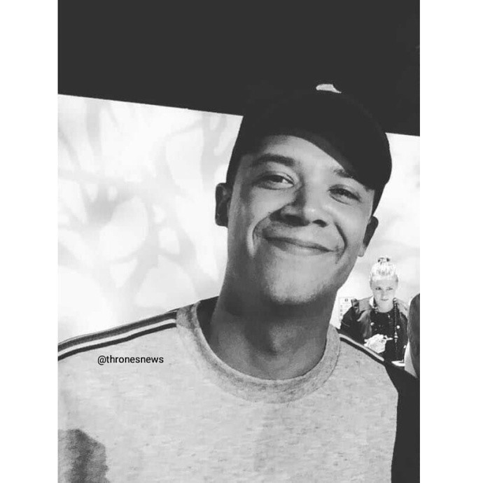 权力的游戏第八季杀青，龙母“躺尸”男演员怀中大秀翘臀