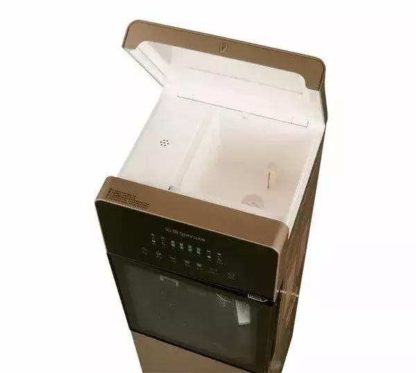 饮水机用的时间长了有脏东西,饮水机一打开就很多小蟑螂