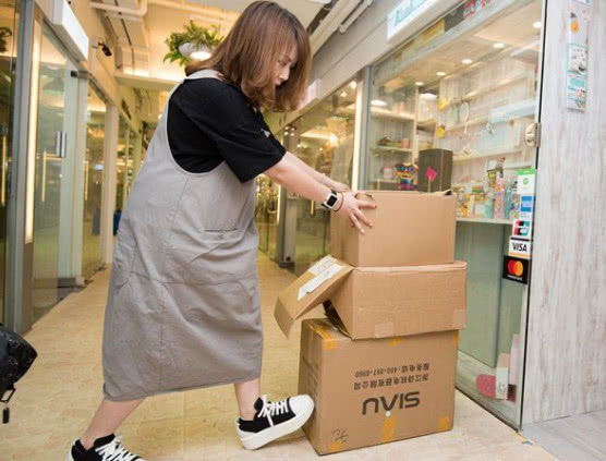 采访香港美女90后做外贸,80后的女记者