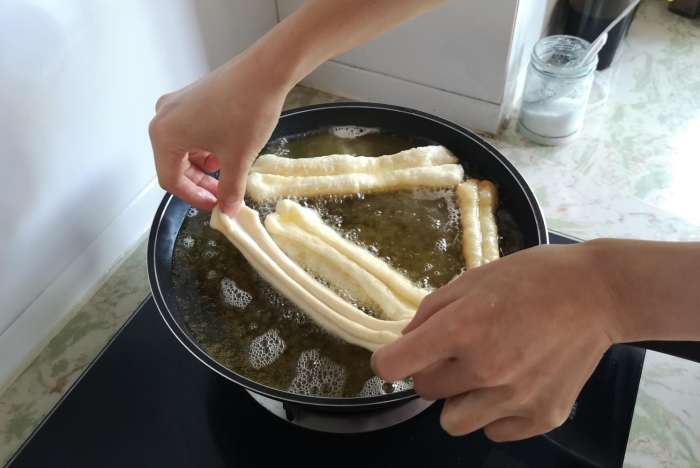 1碗面粉1个鸡蛋教你制作空心油条,1碗面粉2个鸡蛋教你做香甜酥脆