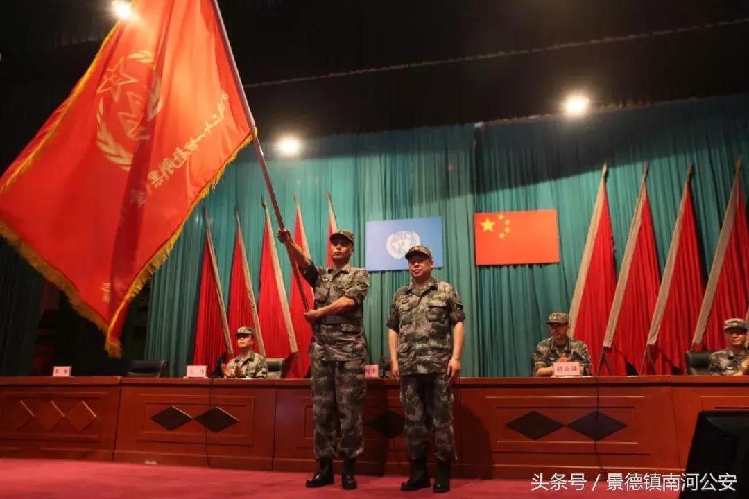 中国军人在危险面前从不畏缩,在危险面前中国军人无所畏惧