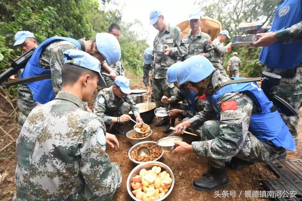 中国军人在危险面前从不畏缩,在危险面前中国军人无所畏惧