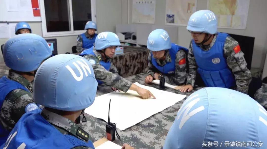 中国军人在危险面前从不畏缩,在危险面前中国军人无所畏惧