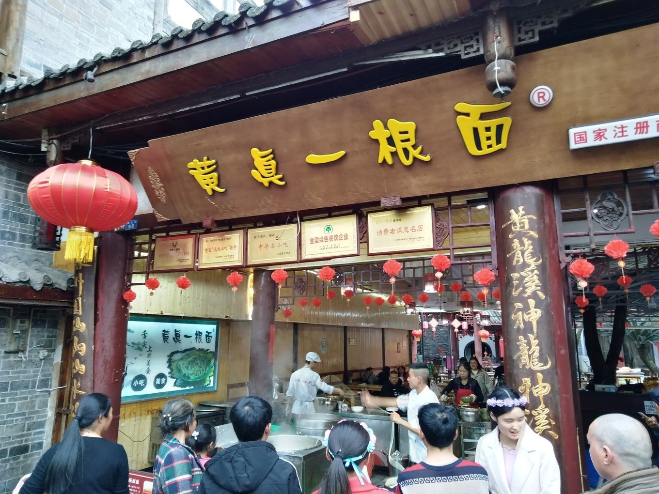 成都郊外的黄龙溪古镇，的确是一个耍水嘻嘻放松的好地方