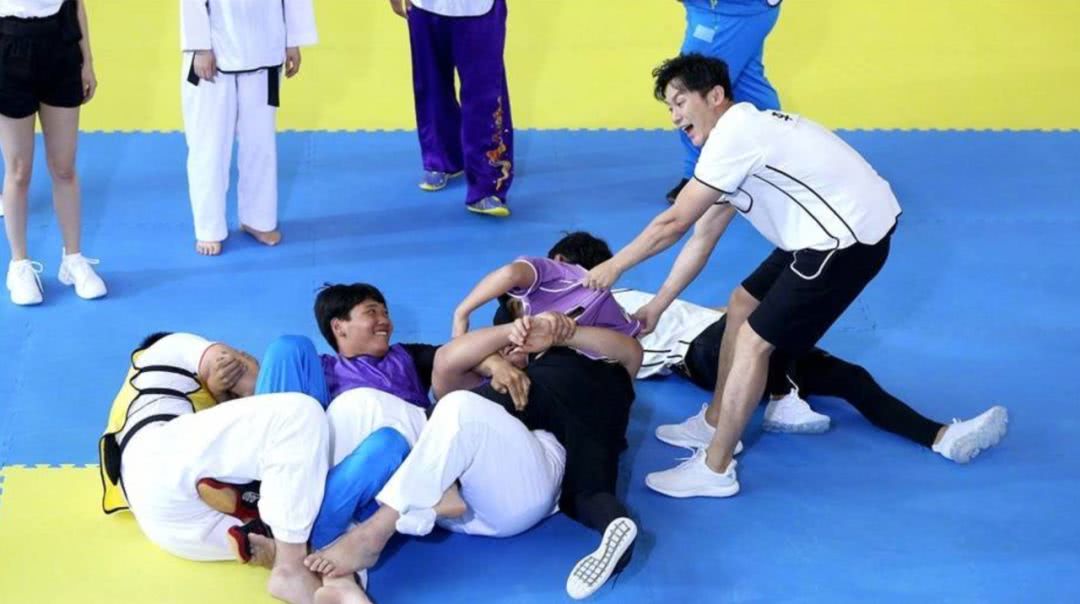 跑男团对战爱情公寓,跑男团大战爱情公寓