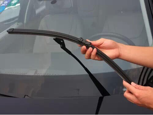 汽车雨刷器什么情况下要换,汽车上的雨刷器和玻璃水使用方法