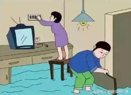 暴雨中被困车内母子获救,暴雨一对母子遇险