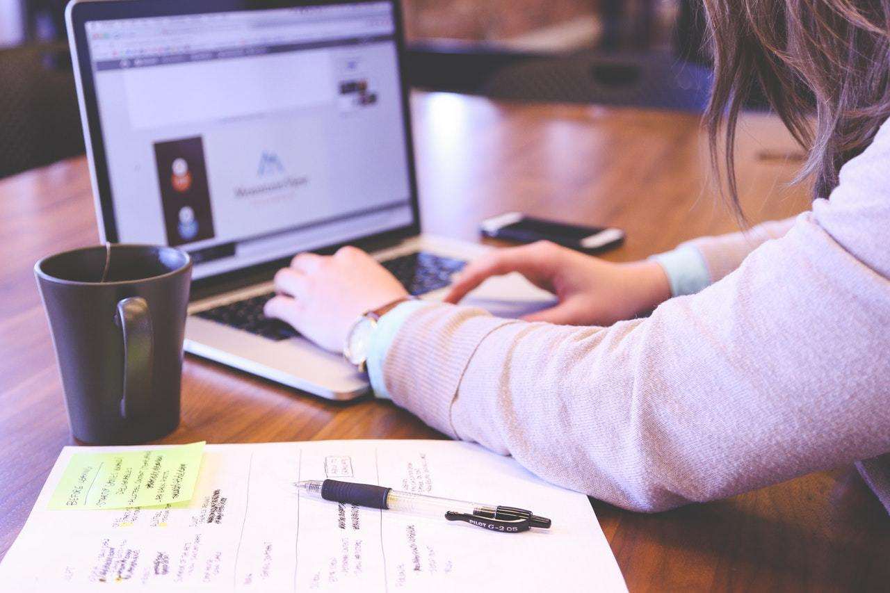 如果遇到一个经常骂你无能、摧毁你自信的上司，你要立刻这样做！